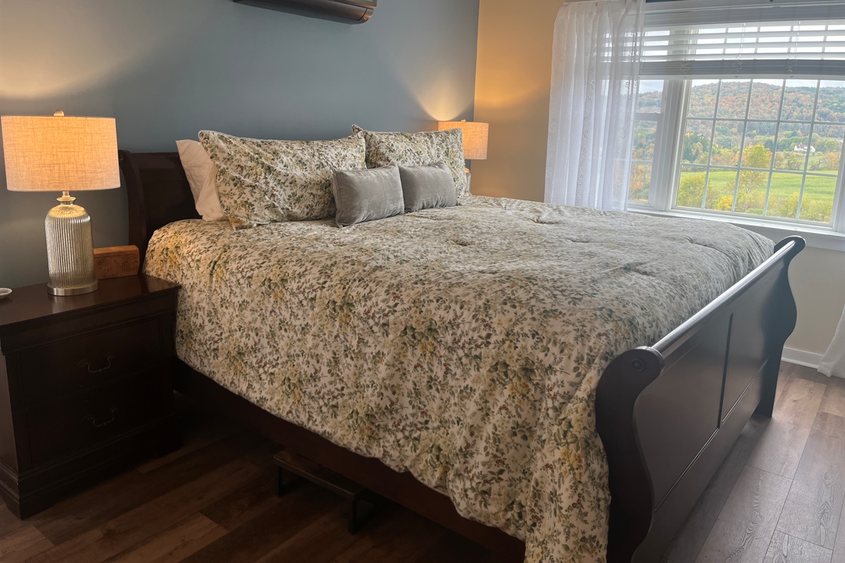 1st floor King with en-suite bath