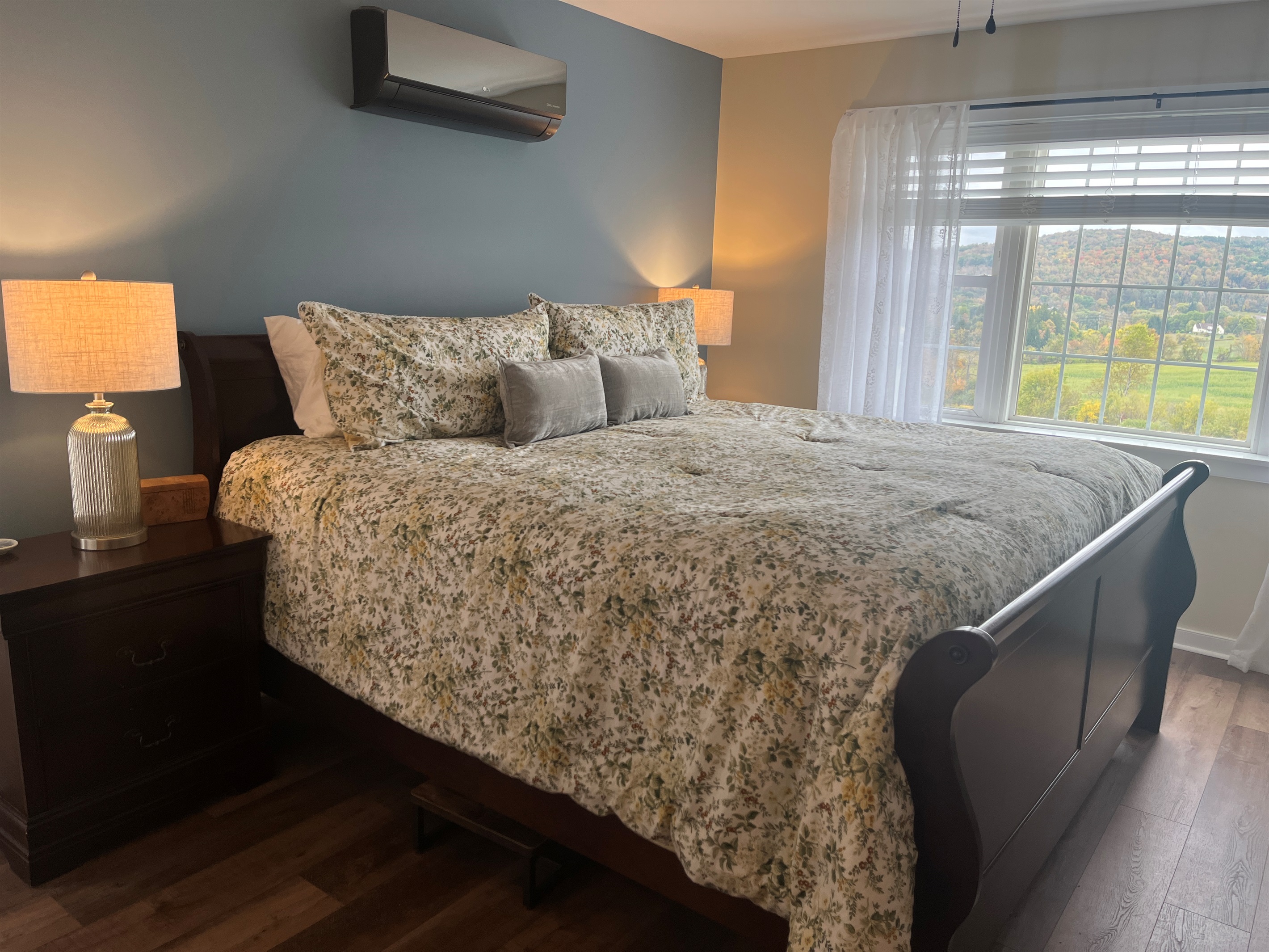 1st floor King with en-suite bath