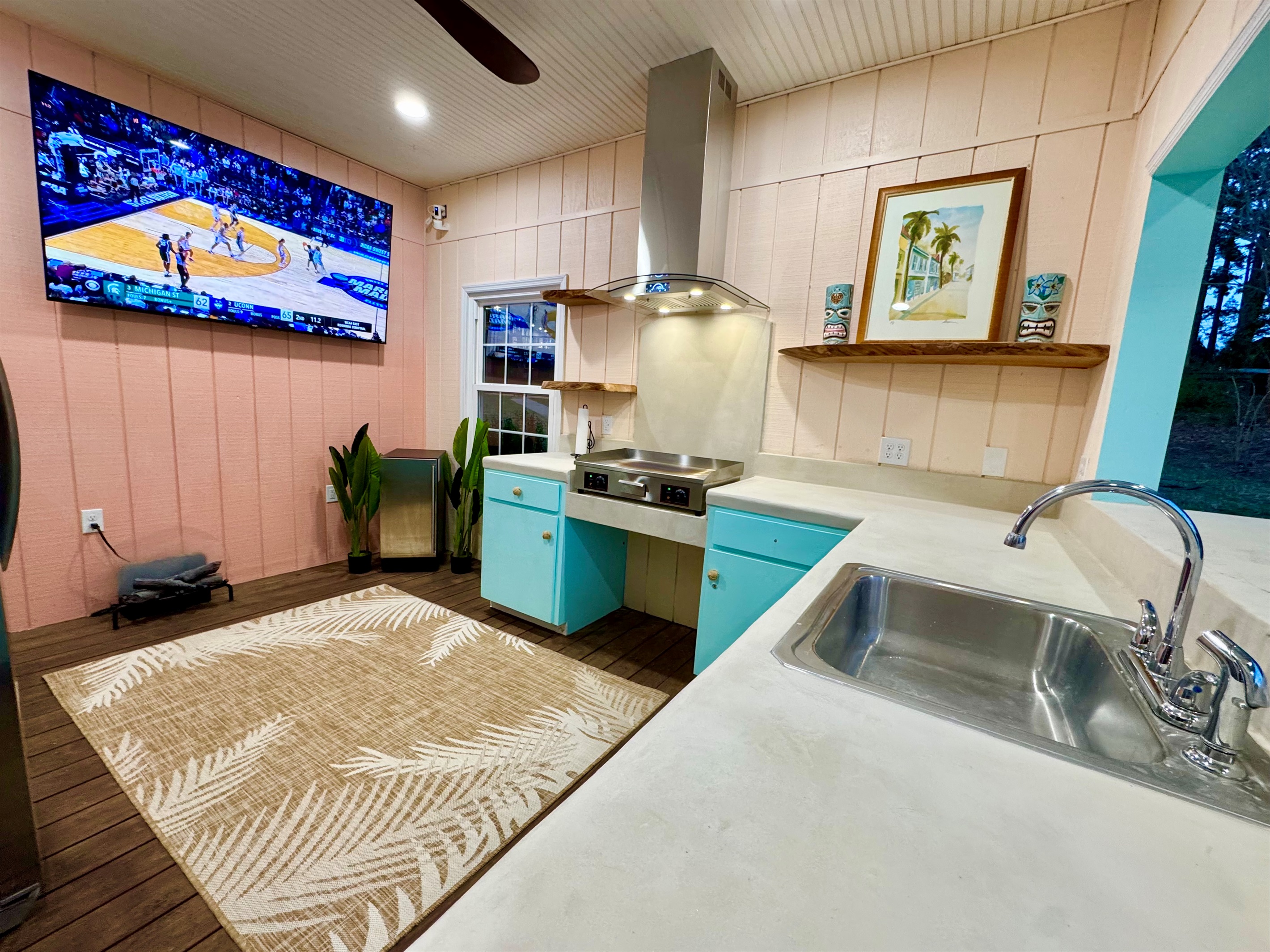 Full kitchen on the water with 75 inch TV, ice machine, and full sizerefrigerator/freezer. 