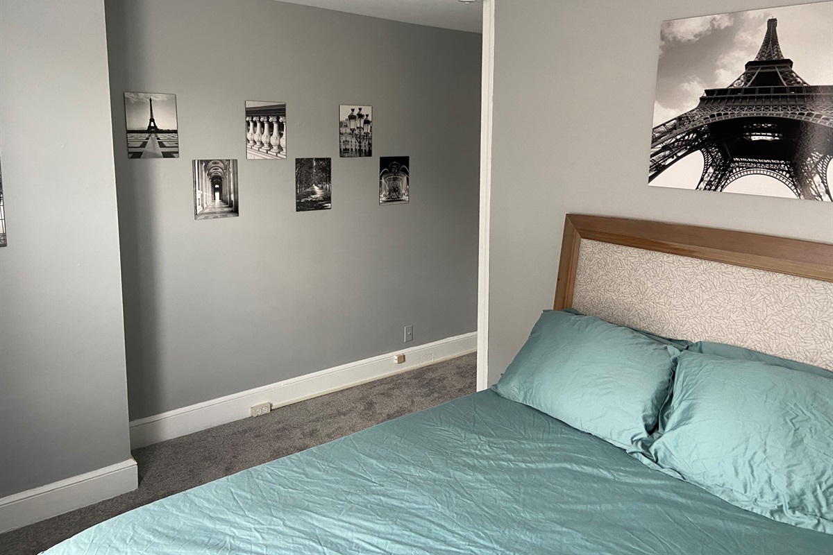 Bedroom 1 (queen bed)