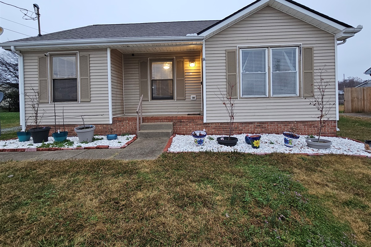 Cozy 3 bedroom 2 bath home offers plenty of room to sleep up to 7. High speed internet, linens, and all kitchen amenities included. Located just across from Ft. Campbell Army Base.