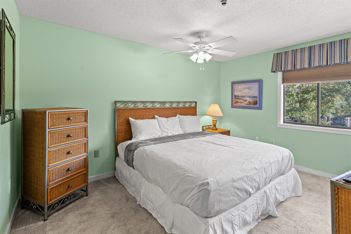 King bed in Main Bedroom