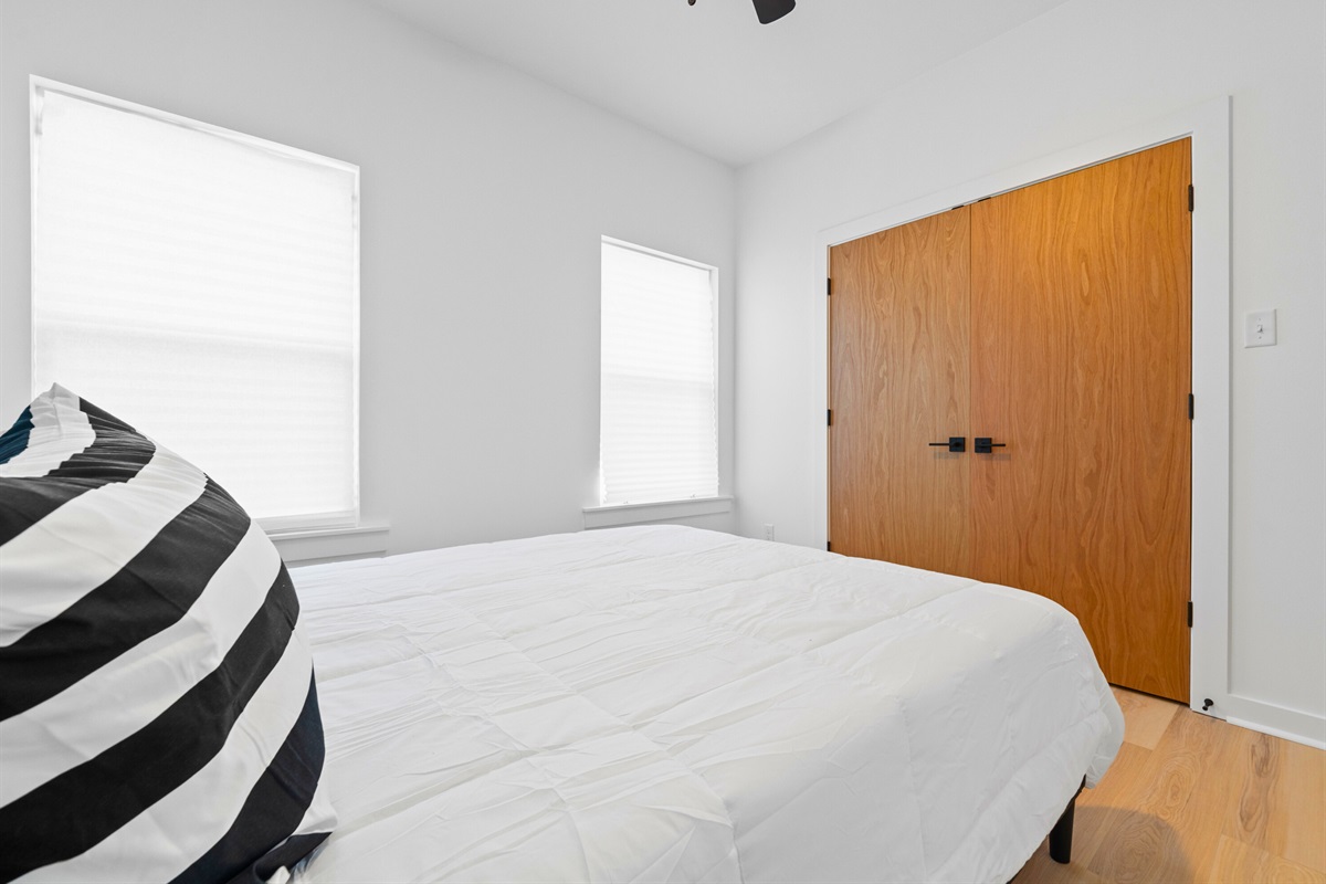This bedroom feels bright and relaxed, making it easy to feel at home.