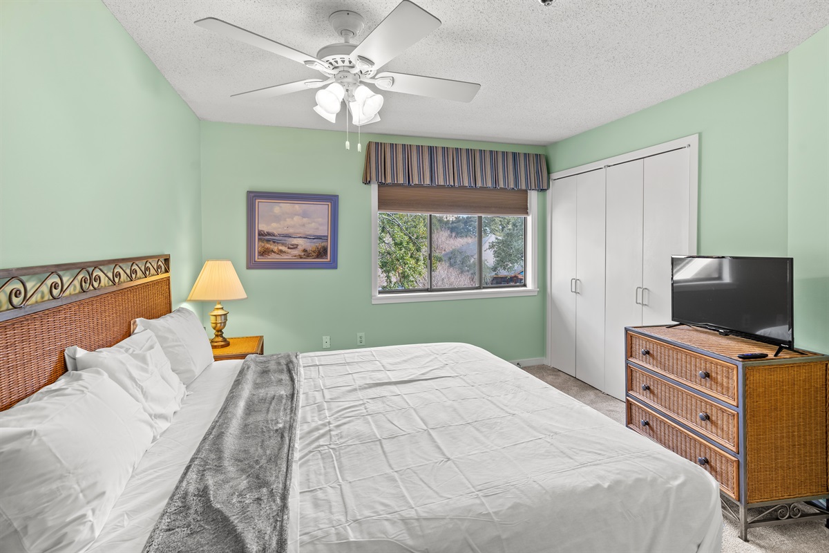 King bed in Main Bedroom