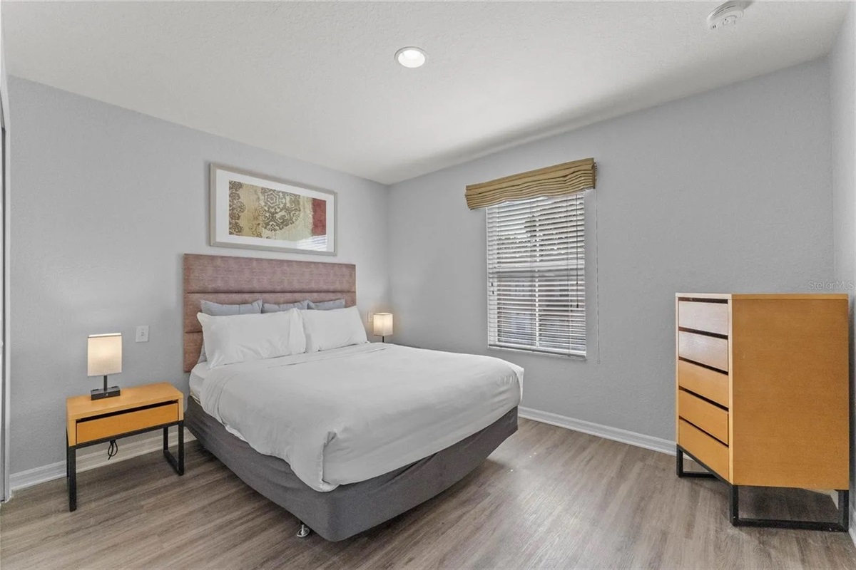 Guest bedroom 1 with queen bed