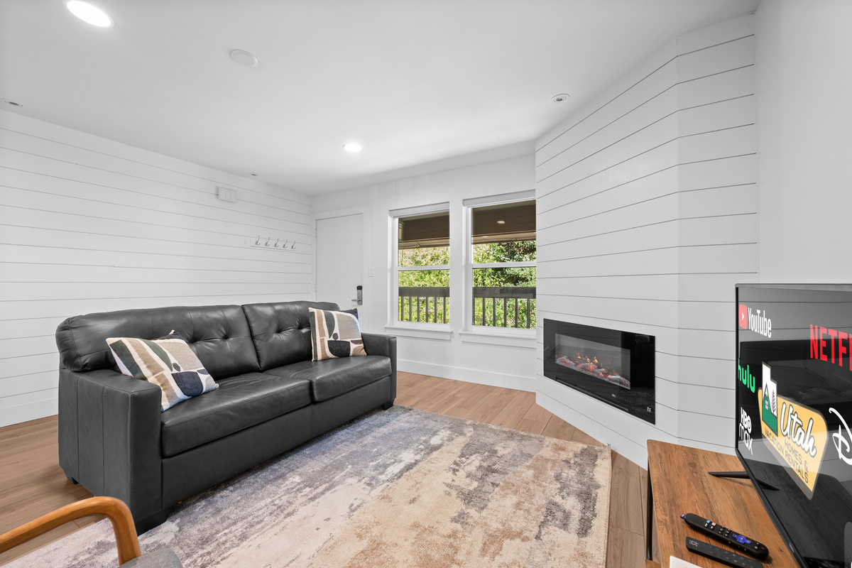 Comfortable living room with a fireplace and a Smart TV, ideal for relaxing after a day's activities.