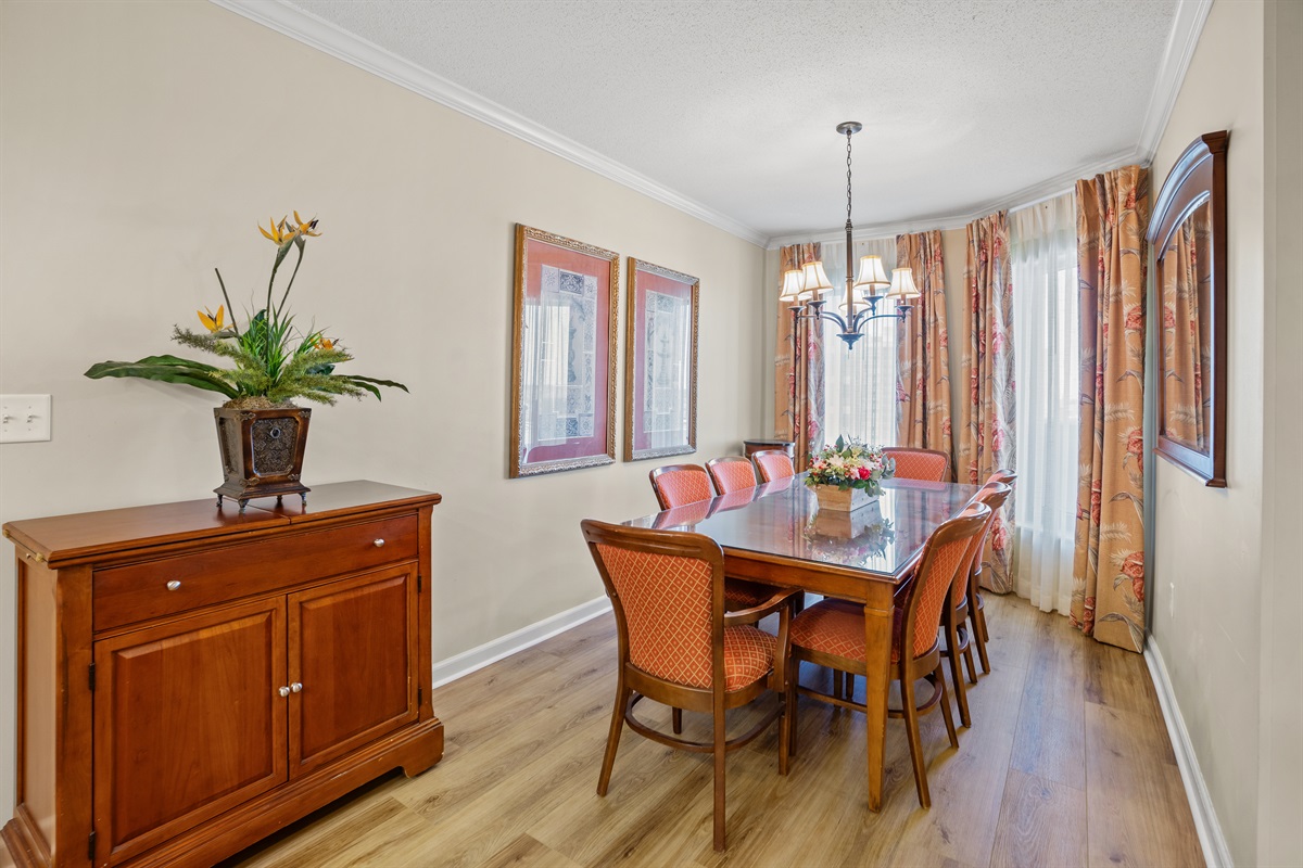 Spacious Dining- seating for 6