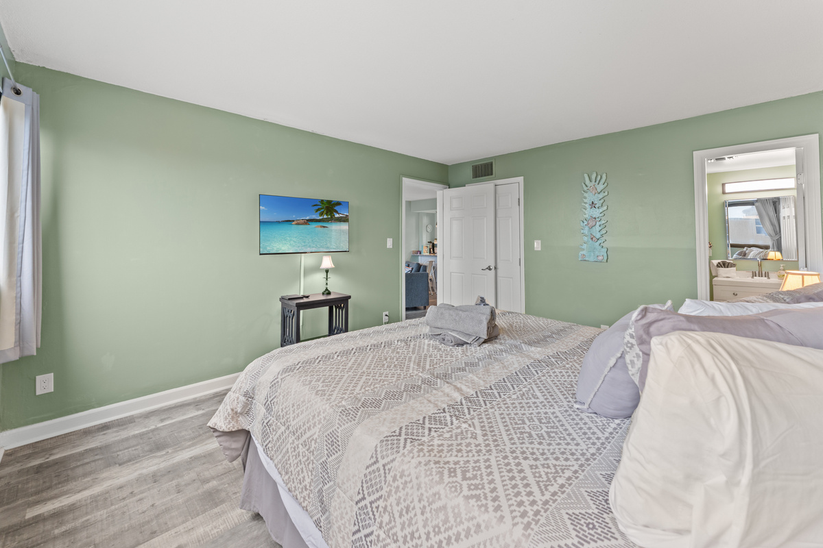 Spacious Main Bedroom with king bed and ensuite