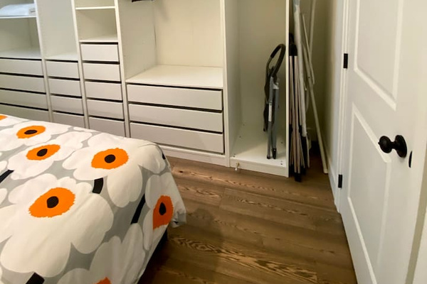 It’s show the door to the bedroom the floor are barrier free 