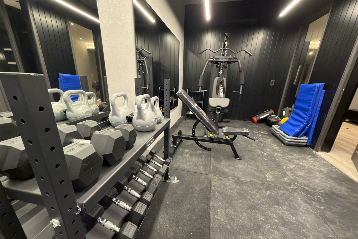 Shared building gym: free for guests to use, with no reservation needed.