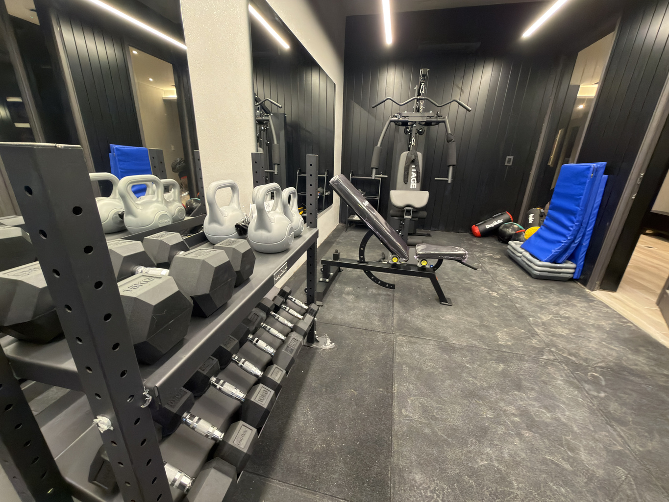Shared building gym: free for guests to use, with no reservation needed.