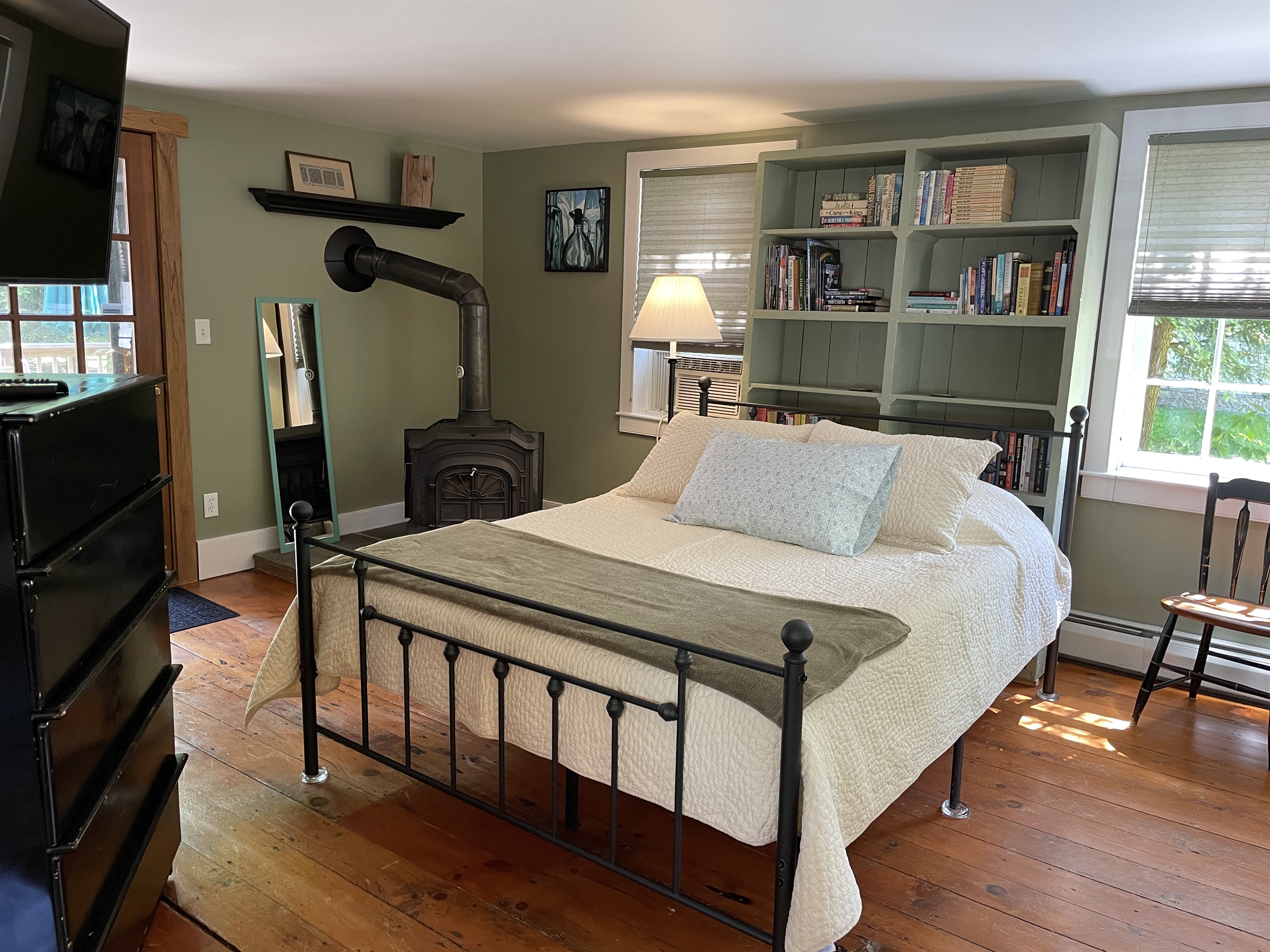 1st Floor Queen Bedroom - off the kitchen
