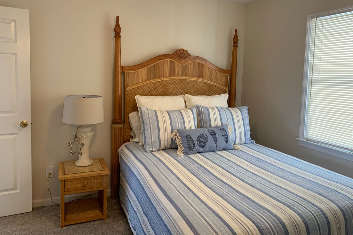 Upstairs Bedroom - Queen
