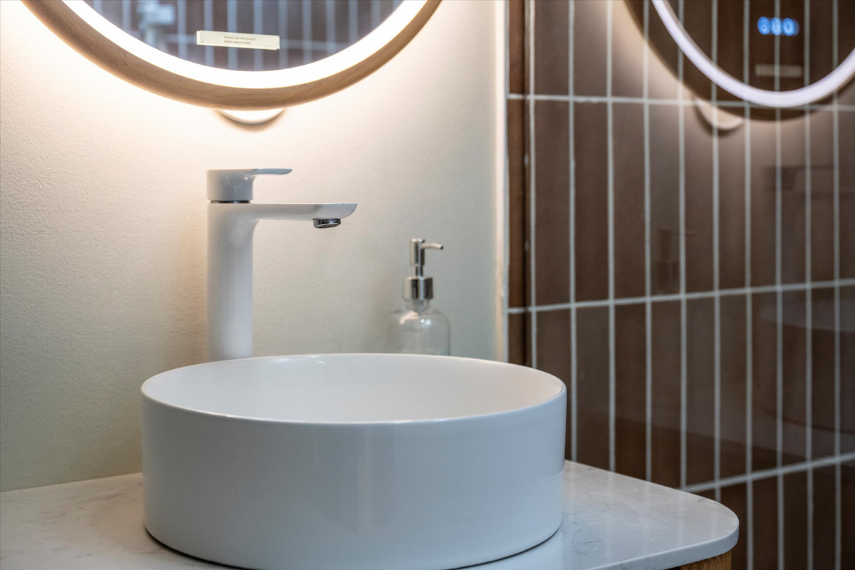 Rainfall shower, ceiling skylight and provided shampoo/conditioner/body wash