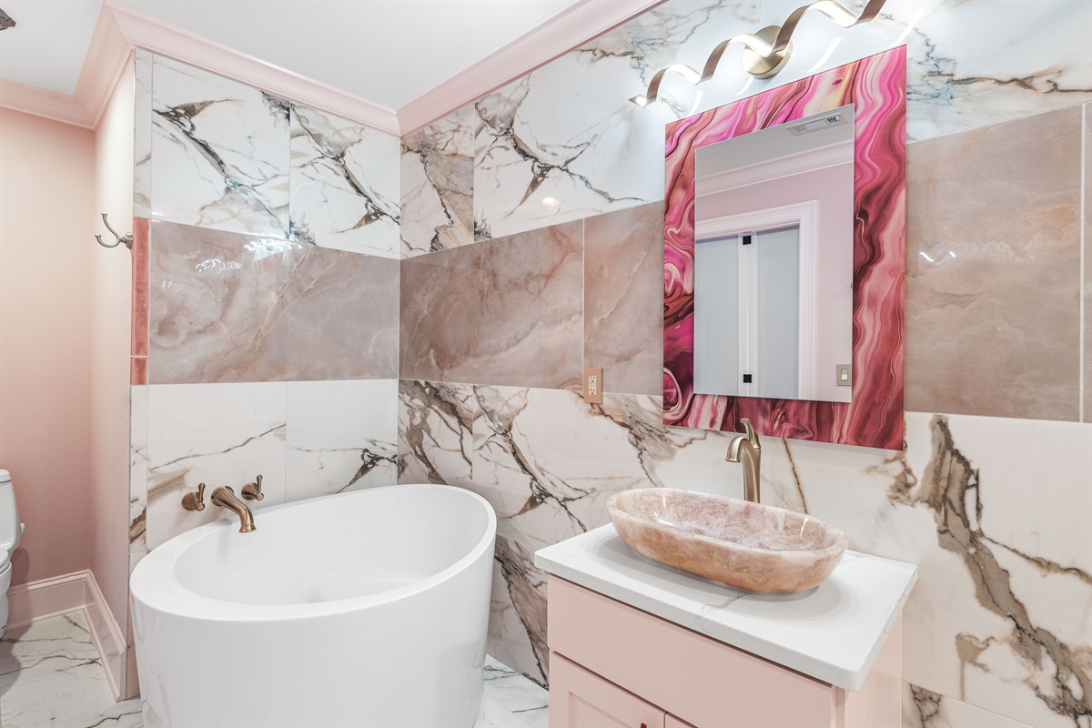 Beachfront King Suite Bath | First Floor