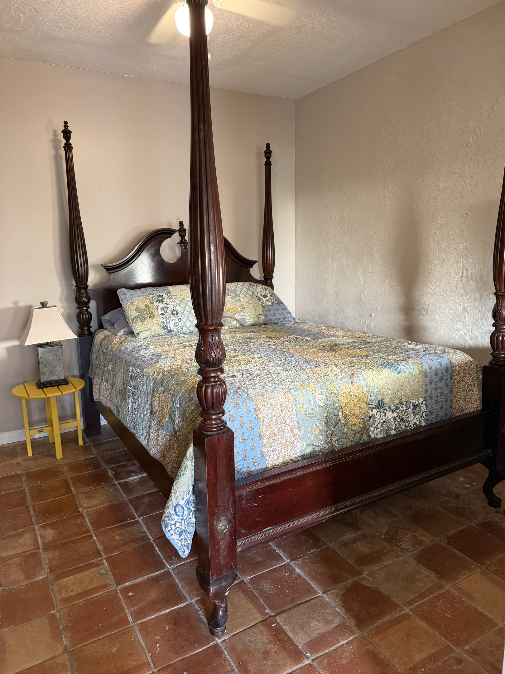 This comfortable apartment bedroom combines traditional style with tropical charm. The highlight is an elegant carved four-poster bed.