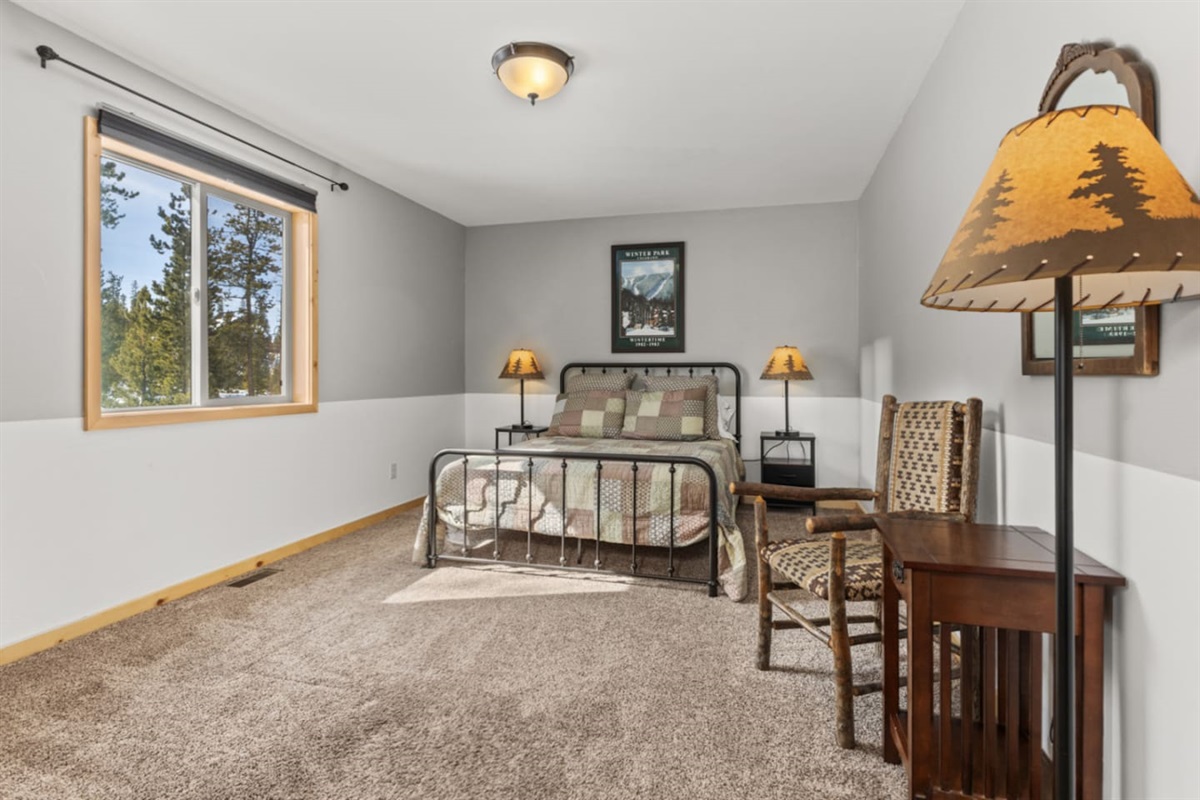Upstairs Bedroom #2 – Queen bed 