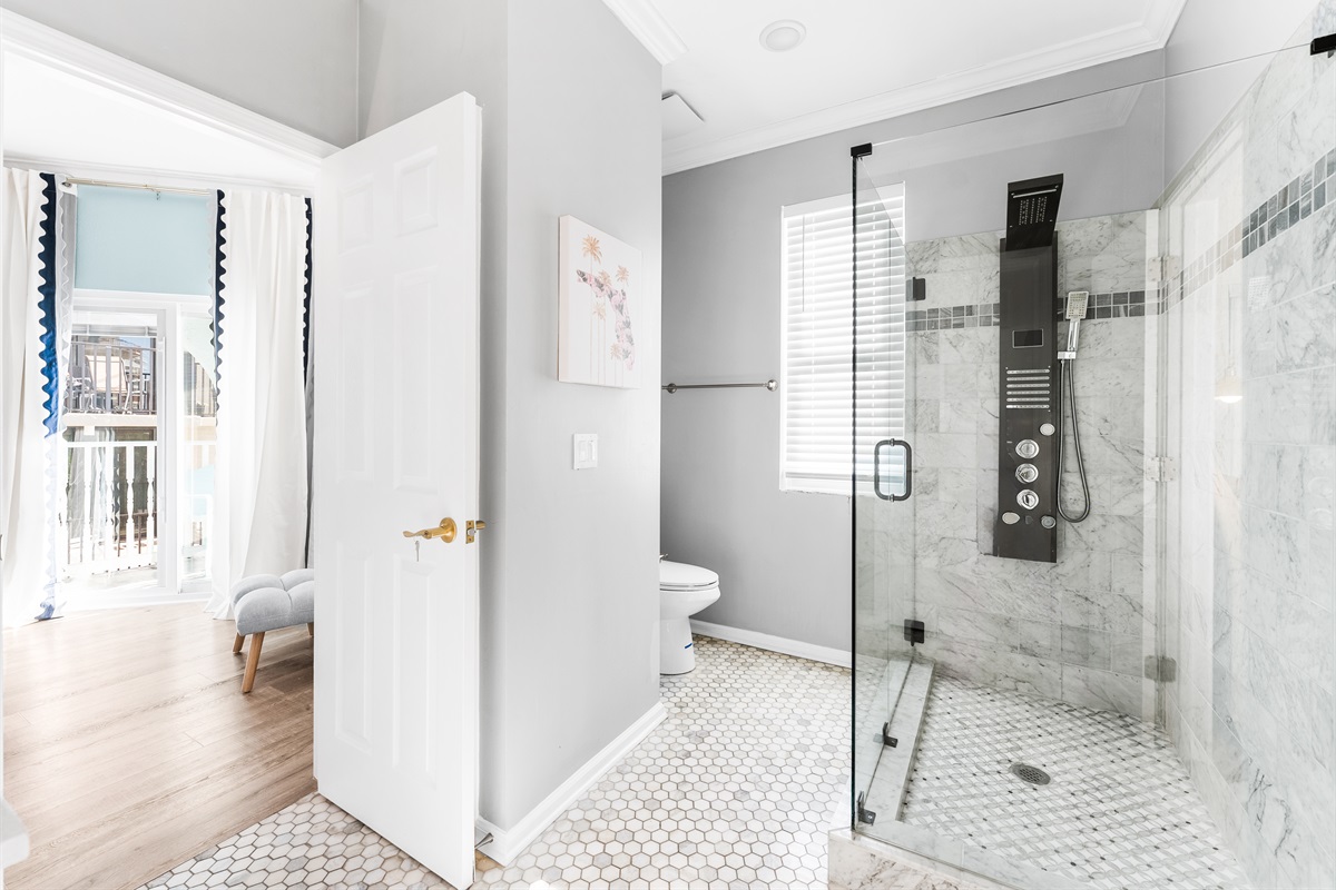 Upstairs "Jack & Jill" Bath