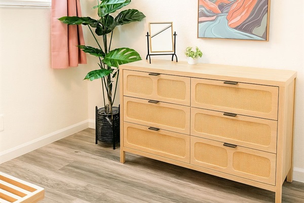 bedroom 2 : dresser, black out curtain, 2 queen beds, reading lights, full closet