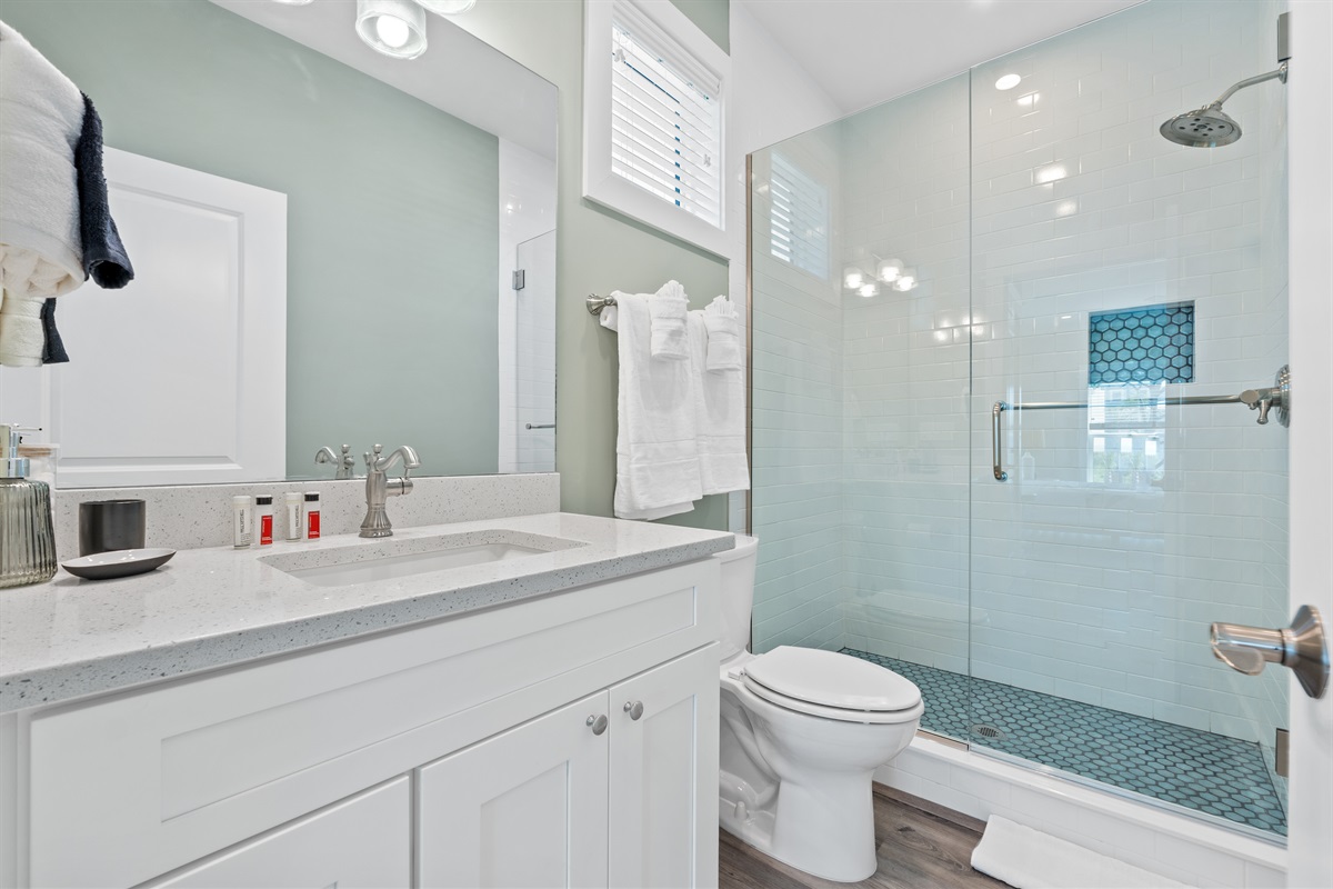 1st Floor (2nd Level) En Suite