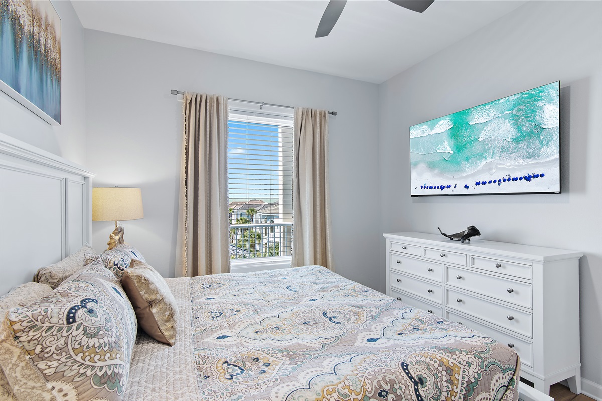 Guest king bedroom with Smart TV