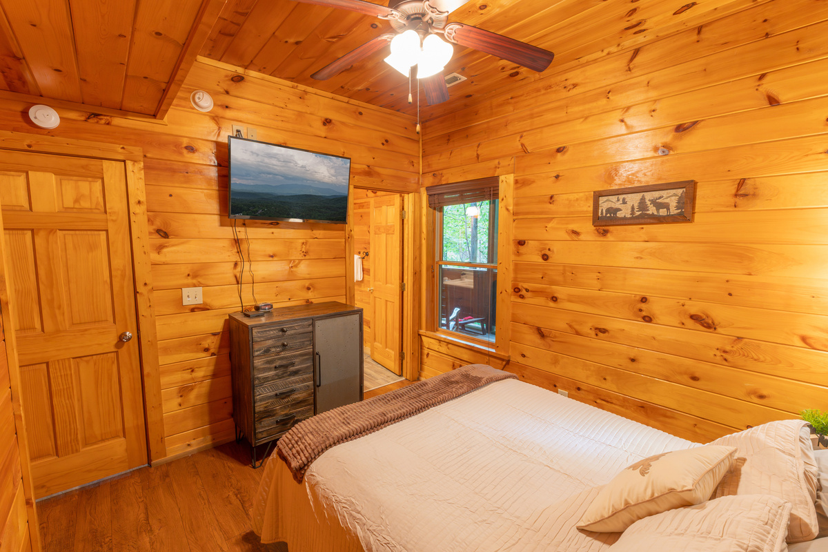 With a smart TV and ensuite bathroom, our "moose" queen bedroom in the lower level is perfect!