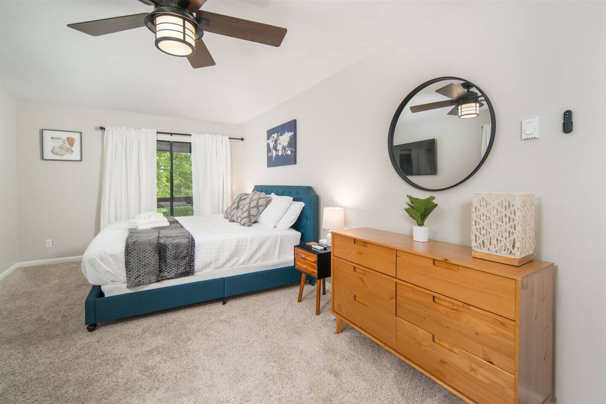 Unit 1: Bedroom #2 (King) Includes Roku TV (Hulu+, ESPN+, & Disney+)