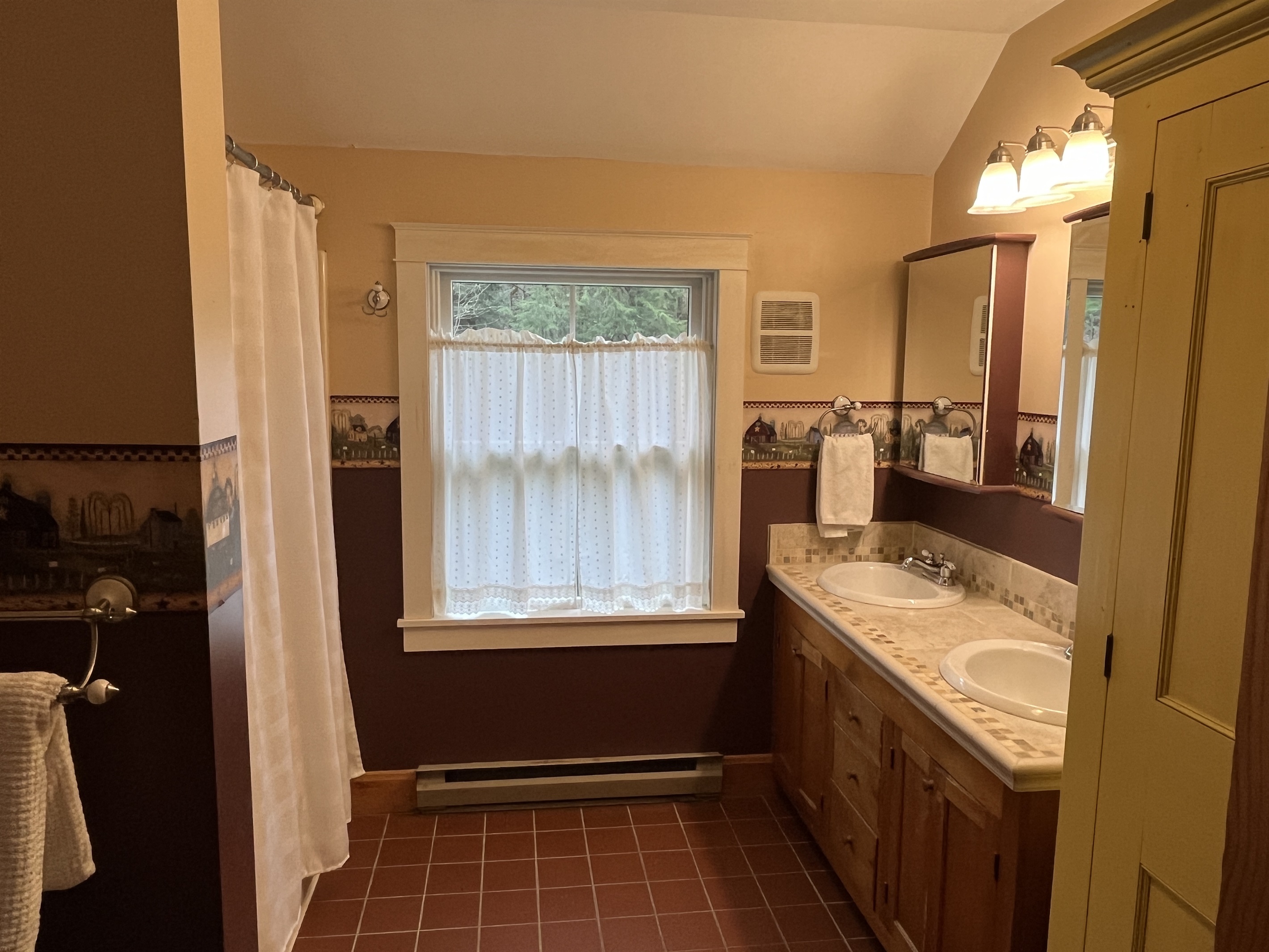 Bath with tub/shower off hallway