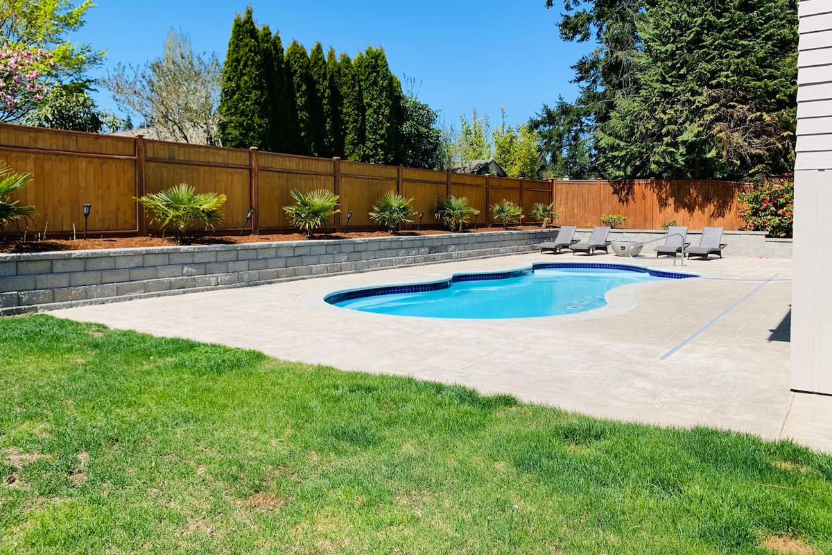 Green areas by the outdoor pool