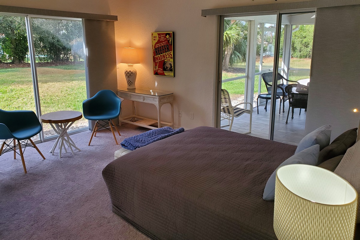 Queen bedroom with lanai view