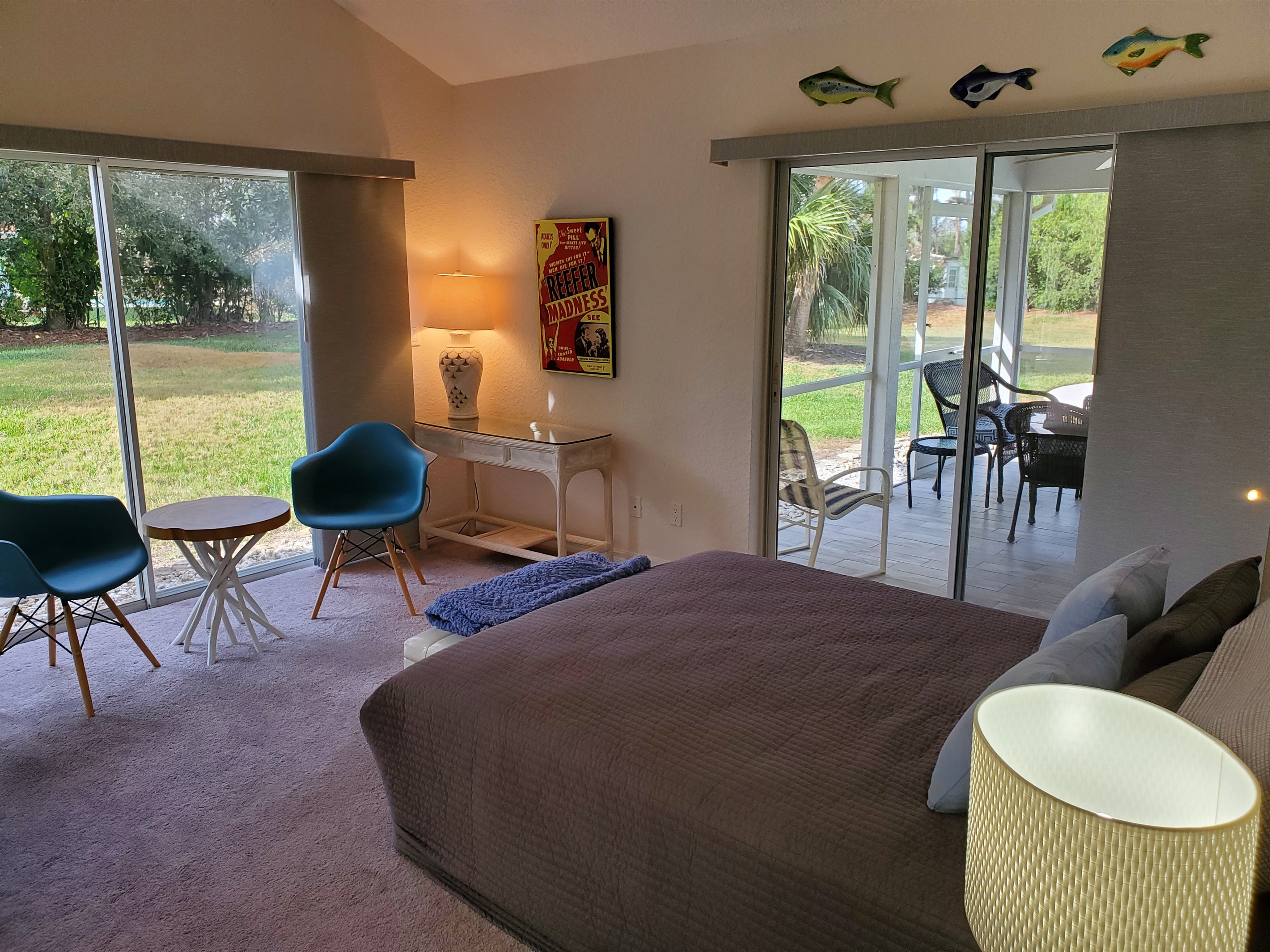 Queen bedroom with lanai view