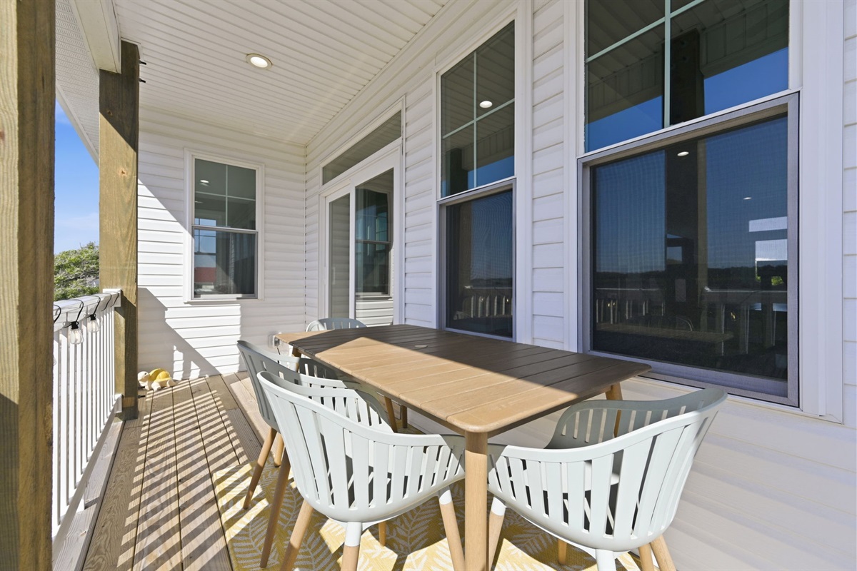 Outdoor dining with water views that steal the spotlight