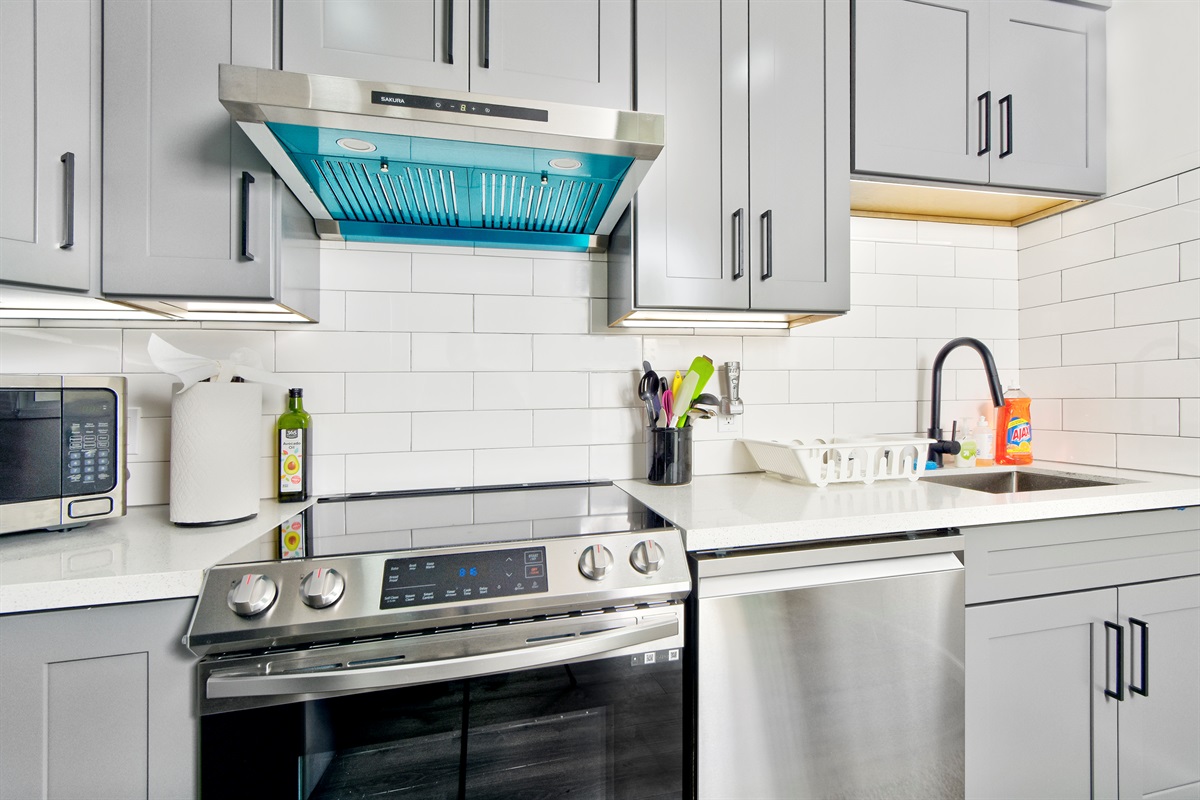 06-1362-shortridge-unit-b-jadu-kitchen-electric-range-with-vent-hood.jpg