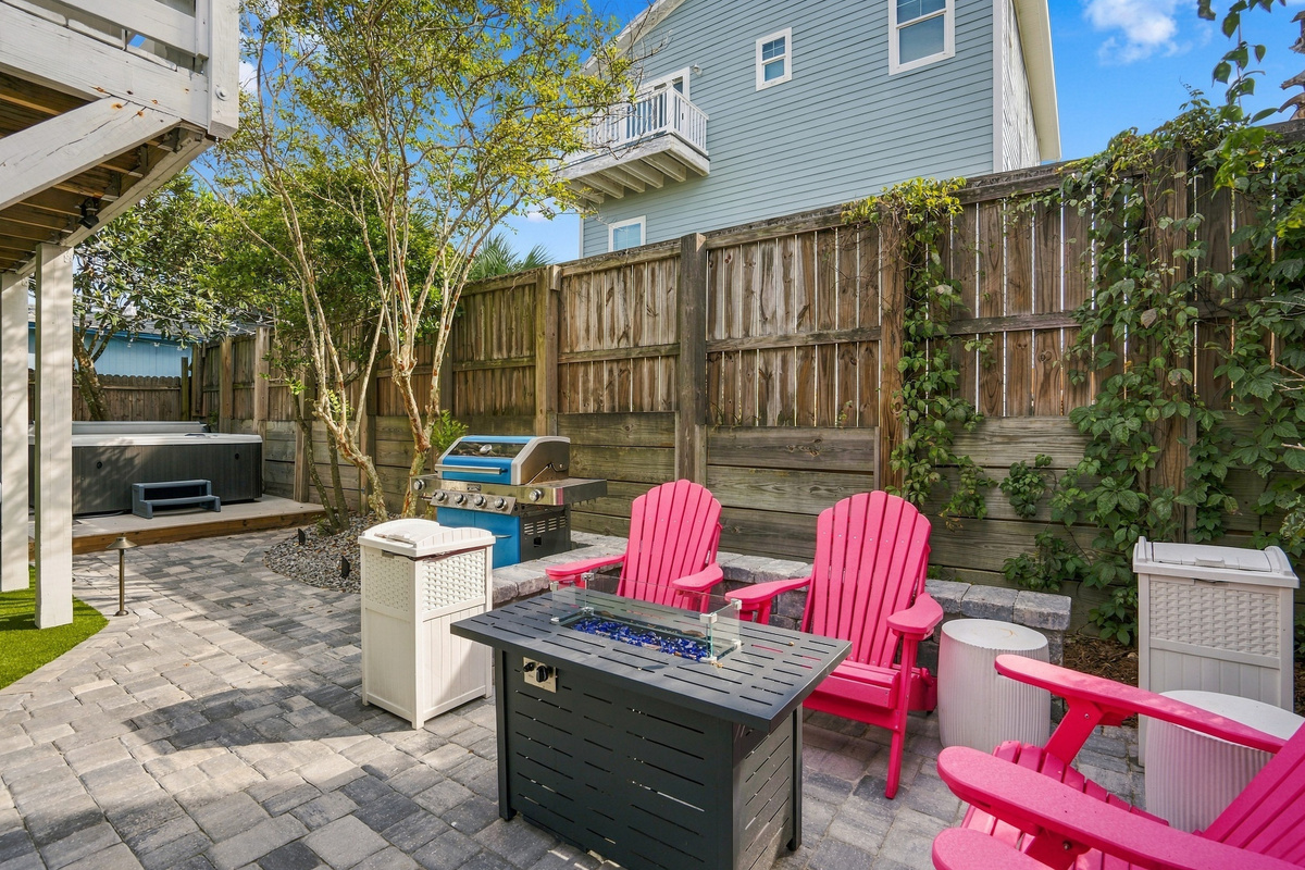 Get up close to the charm! Here’s a closer look at the backyard patio, with its beautiful pavers and inviting seating. Surrounded by lush Floridian greenery, it’s the perfect cozy nook for unwinding and enjoying the outdoors.