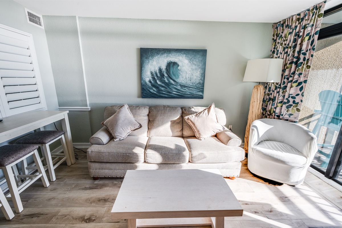 Living Room with Stunning Views🌊☀️