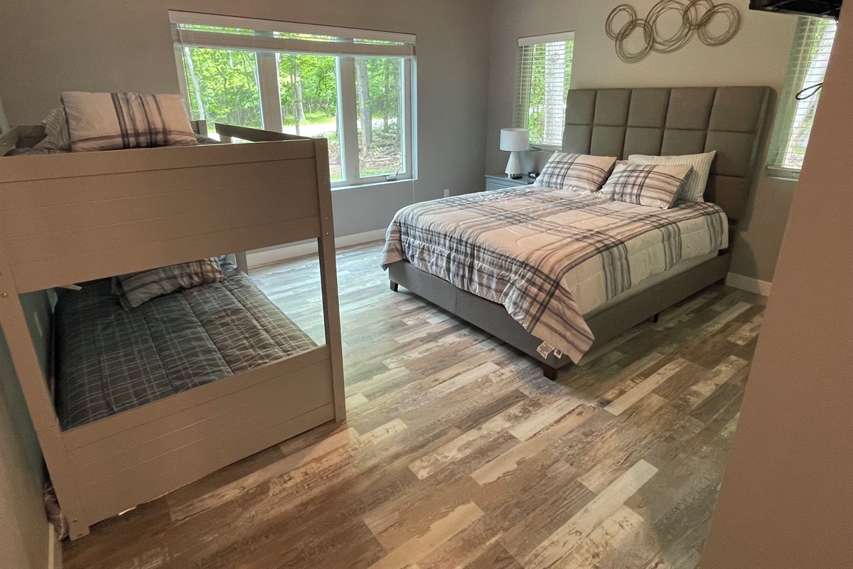 House 2 - bedroom 4 with queen bed and twin bunk beds