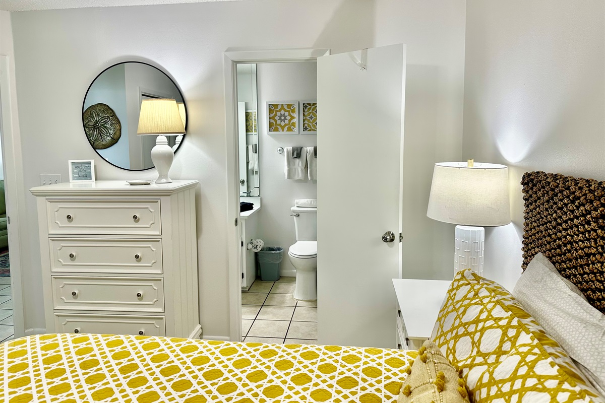Here's the adjoining bathroom...
