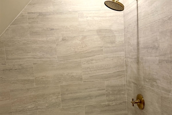 Bathroom 3 - tub/shower