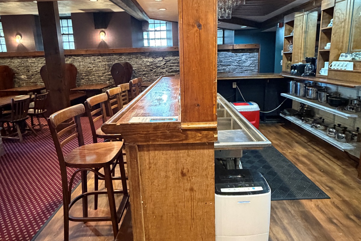 Enjoy breakfast at the bar or a cocktail in the evening.