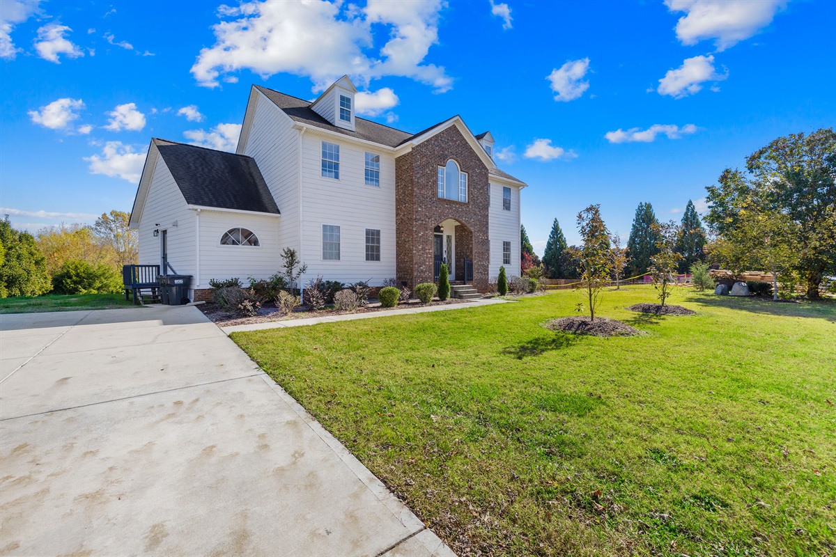 Ample parking for multiple cars and trailers.