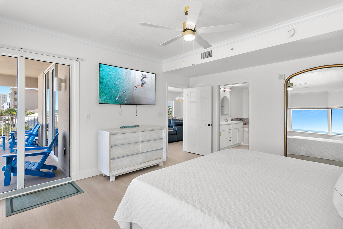 Master Bedroom with King Bed, Gulf Views, Balcony Access, Smart TV, Bathroom with Dual Vanity, Walk in Shower, and Soaker Tub, Large Closet (sleeps 2
