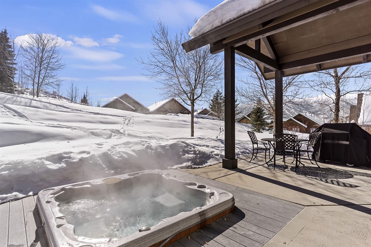 Step outside to your private hot tub—soak under the open sky and unwind after a day on the slopes.