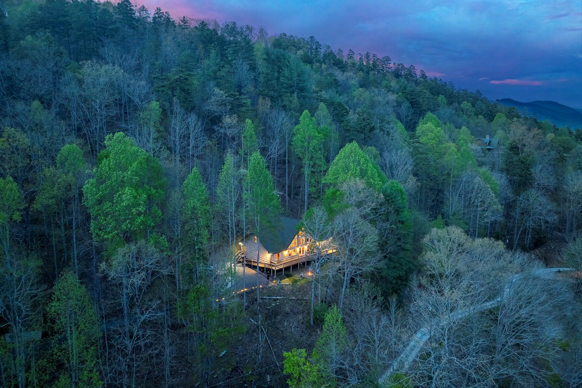 Charming Cabin: Experience serene mountain views and evening tranquility in this woodland retreat!