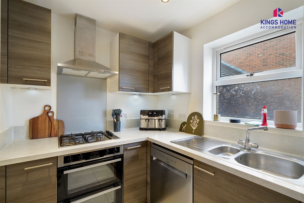 [Fully fitted kitchen]