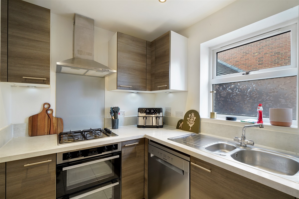 [Fully fitted kitchen]