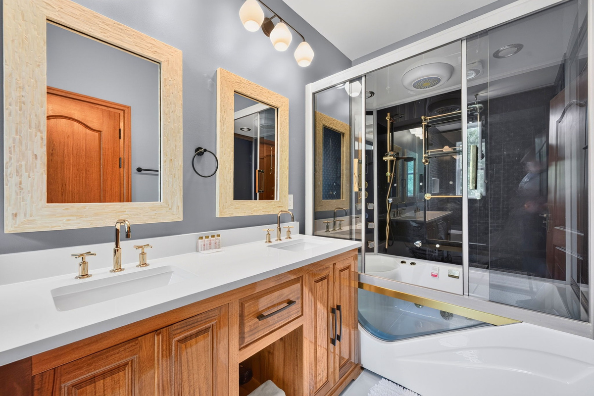 3rd Floor Bathroom 6, Ensuite | Rosewood Retreat | 2605 Palm Blvd, Isle of Palms, SC | IOP Escapes