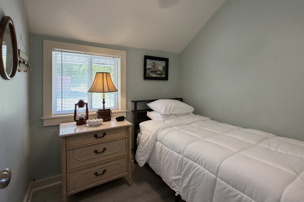 2nd floor Twin Bdrm