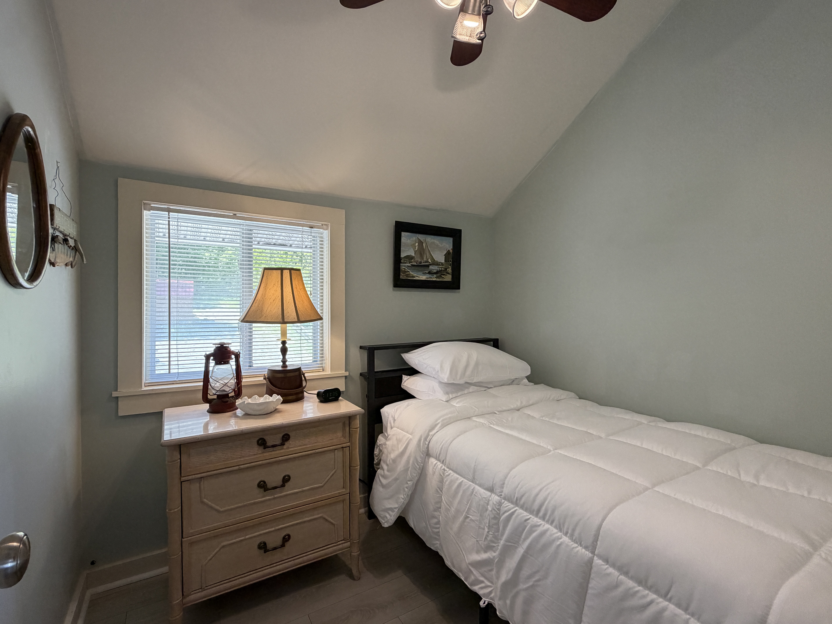2nd floor Twin Bdrm