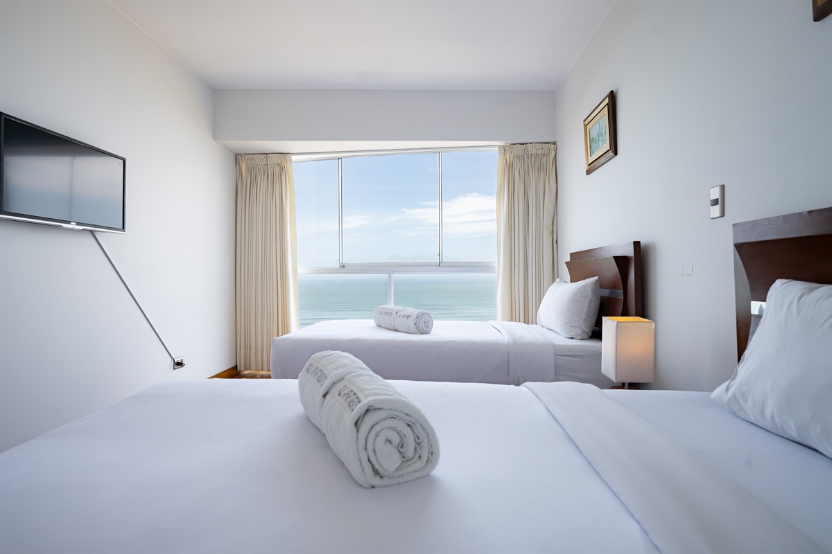 Ideal for friends or siblings — stylish and comfortable with front-facing sea view  /  Ideal para amigos o hermanos — con estilo, cómoda y con vista al mar