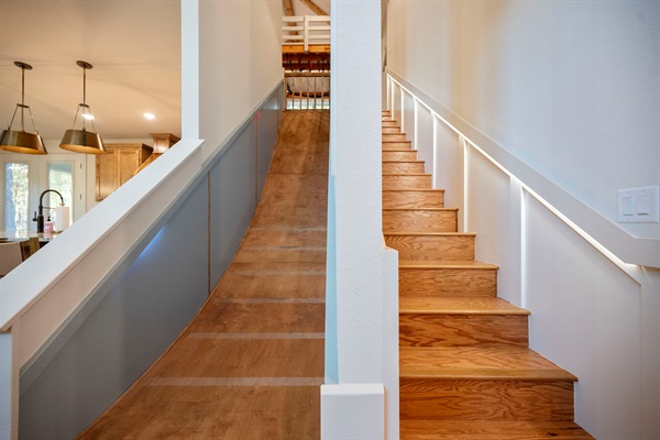 Unique indoor slide next to the staircase—an unforgettable feature kids love during their Broken Bow stay. 🌲🛝